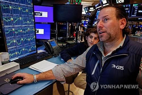 미 뉴욕증권거래소(NYSE)의 한 트레이더[로이터 연합뉴스 자료사진]