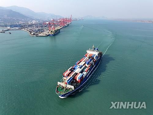 중국 항구와 무역선[신화 연합뉴스 자료사진]