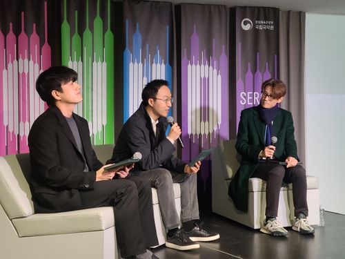 국립국악원 '게임 사운드 시리즈' 사전 청음회(서울=연합뉴스) 박원희 기자 = 17일 국립국악원 국악박물관에서 열린 '게임 사운드 시리즈' 사전 청음회에서 이지수 작곡가(가운데)와 김진환 작곡가(왼쪽), 임희윤 문화평론가가 간담회를 갖고 있다. 2024.12.17 encounter24@yna.co.kr