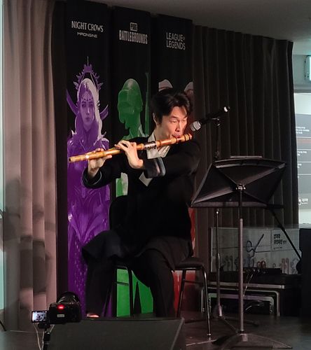 국립국악원 '게임 사운드 시리즈' 사전 청음회(서울=연합뉴스) 박원희 기자 = 17일 국립국악원 국악박물관에서 열린 '게임 사운드 시리즈' 사전 청음회에서 국립국악원 창작악단 김정수 단원이 대금을 연주하고 있다. 2024.12.17 encounter24@yna.co.kr