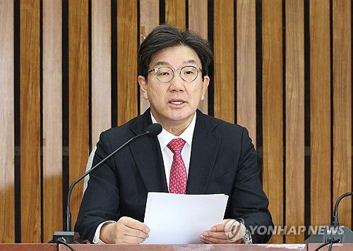 원내대책회의에서 발언하는 권성동 원내대표(서울=연합뉴스) 김주형 기자 = 국민의힘 권성동 당 대표 권한대행 겸 원내대표가 17일 오전 국회에서 열린 원내대책회의에서 발언하고 있다. 2024.12.17 kjhpress@yna.co.kr