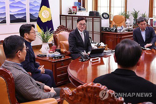 5·18 단체 대표자들과 면담하는 우원식 의장(서울=연합뉴스) 김주성 기자 = 우원식 국회의장이 17일 오전 서울 여의도 국회의장실에서 강기정 광주시장, 5·18 단체 대표자들과 면담하고 있다. 2024.12.17 utzza@yna.co.kr