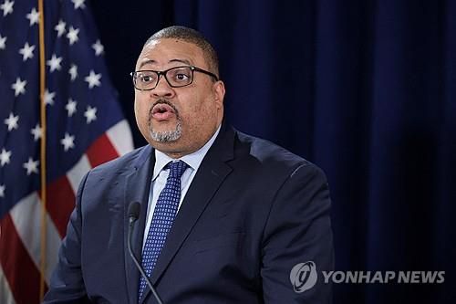 기자회견 하는 앨빈 브래그 맨해튼지검장[뉴욕 로이터=연합뉴스]