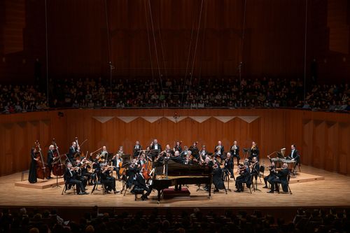 임윤찬과 도이치 캄머필하모닉 협연파보 예르비가 지휘하는 도이치 캄머필하모닉과 피아니스트 임윤찬이 18일 서울 예술의전당 콘서트홀에서 연주하고 있다. [빈체로 제공. 재판매 및 DB금지]