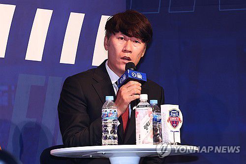 각오 밝히는 김은중 감독(서울=연합뉴스) 서대연 기자 = 16일 오후 서울 마포구 누리꿈스퀘어에서 열린 2024 K리그1 파이널 라운드 미디어데이 행사에서 수원FC 김은중 감독이 각오를 밝히고 있다. 2024.10.16 dwise@yna.co.kr