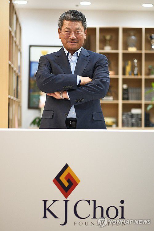 KPGA 투어 최고령 우승 기록 세운 최경주(서울=연합뉴스) 류효림 기자 = 올해 KPGA 투어 최고령 우승 기록 세운 최경주가 지난 13일 서울 용산구 최경주재단에서 연합뉴스와 인터뷰에 앞서 포즈를 취하고 있다. 2024.11.14 ryousanta@yna.co.kr