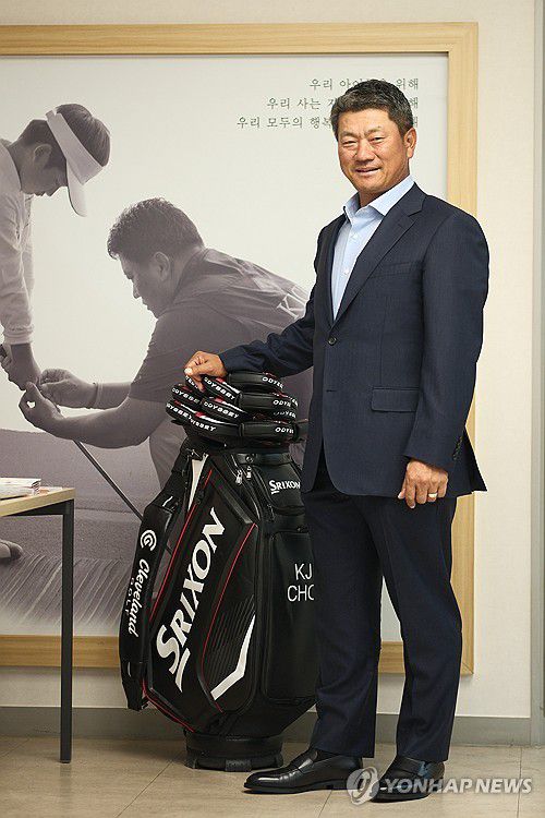 KPGA 투어 최고령 우승 기록 세운 최경주(서울=연합뉴스) 류효림 기자 = 올해 KPGA 투어 최고령 우승 기록 세운 최경주가 지난 13일 서울 용산구 최경주재단에서 연합뉴스와 인터뷰에 앞서 포즈를 취하고 있다. 2024.11.14 ryousanta@yna.co.kr