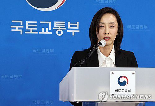1기 신도시 정비사업 광역교통 개선 방안은(세종=연합뉴스) 배재만 기자 = 국토교통부 이정희 광역교통정책국장이 19일 정부세종청사에서 1기 신도시 정비사업 광역교통 개선 방안을 설명하고 있다. 2024.12.19 scoop@yna.co.kr