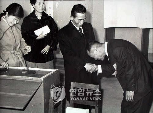 유신헌법 국민투표에 투표하는 박정희 전 대통령(1972년11월21일)<저작권자 ⓒ 2001 연 합 뉴 스. 무단전재-재배포 금지.>