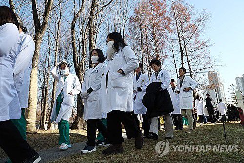 다시 병원으로(서울=연합뉴스) 윤동진 기자 = 18일 서울아산병원에서 울산의대 교수협의회 비상대책위원회 주최로 진행된 의대 증원 반대 피켓 시위가 끝난 후 의료진이 다시 병원으로 이동하고 있다. 2024.12.18 mon@yna.co.kr