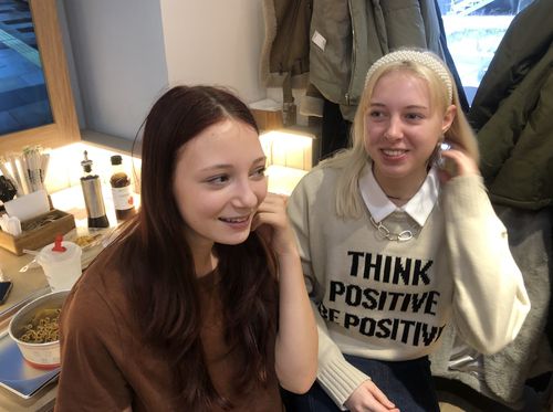 "만날 때마다 먹어요"(모스크바=연합뉴스) 최인영 특파원 = 러시아 모스크바의 한국 한강라면 체험 가게에서 자주 만난다는 러시아 10대 소녀 아나스타시야와 폴리나. 2024.12.21 abbie@yna.co.kr (끝)