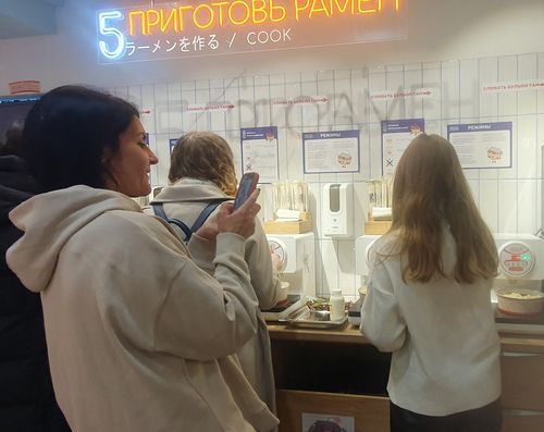 한강라면 체험하는 러시아인들(모스크바=연합뉴스) 최인영 특파원 = 러시아 모스크바의 한국 한강라면 체험 가게 '코노'에서 러시아인들이 직접 라면을 조리하고 있다. 2024.12.21 abbie@yna.co.kr (끝)