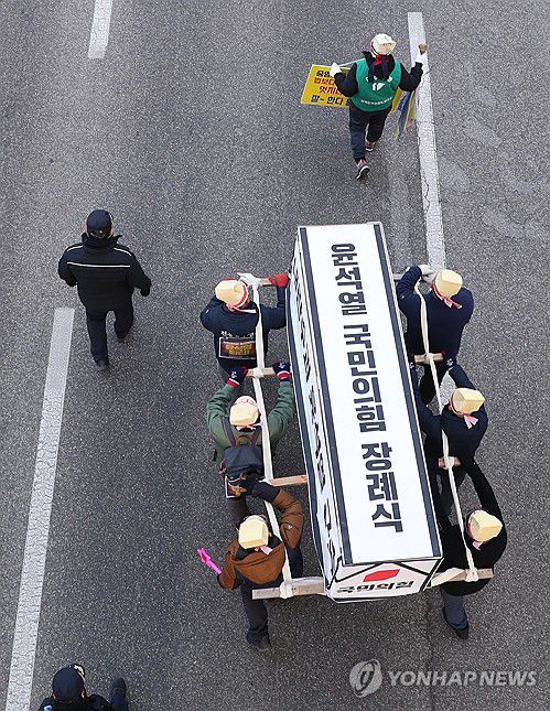 대통령 외가 강릉에서 결집한 강원도민…'탄핵 촉구'(강릉=연합뉴스) 류호준 기자 = 21일 오후 강원 강릉시 교1동 권성동 국회의원 사무실 인근 도로에서 '윤석열정권퇴진강원운동본부' 주최로 열린 강원도민대회 참가자들이 윤석열 대통령 퇴진과 권성동 국회의원 사퇴를 촉구하고 있다. 2024.12.21 ryu@yna.co.kr