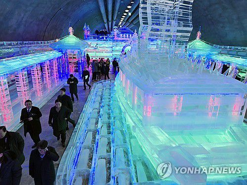 화천산천어축제 서막 얼음광장 개장(화천=연합뉴스) 이상학 기자 = 21일 오후 강원 화천군 화천읍 서화산 다목적광장에서 세계최대 실내얼음조각광장 개장행사가 열려 관람객들이 작품을 둘러보고 있다. 산천어축제는 내년 1월 11일 개막한다. 2024.12.21 hak@yna.co.kr