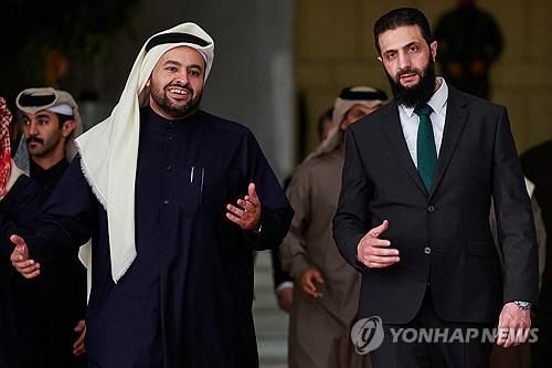 시리아 실권자 아메드 알샤라와 무함마드 알쿨라이피 카타르 특사[로이터=연합뉴스]