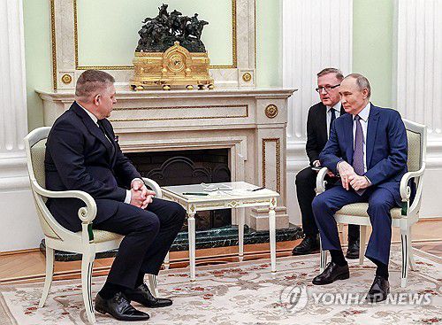 22일(현지시간) 크렘린궁서 만나 대화하는 푸틴 러시아 대통령과 피초 슬로바키아 총리[타스=연합뉴스. 재판매 및 DB 금지]