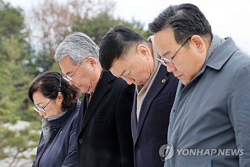 5·18 민주묘지 참배하는 오월단체(광주=연합뉴스) 정다움 기자 = 9일 오후 광주 북구 국립 5·18 민주묘지에서 5·18 3단체(부상자회·공로자회·유족회), 오월어머니집 장들이 오월 영령에 참배하고 있다. 2024.12.9 daum@yna.co.kr