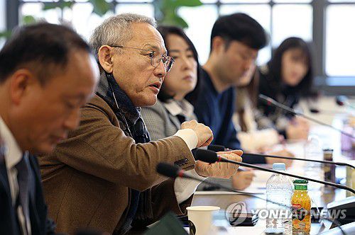 발언하는 유인촌 장관(서울=연합뉴스) 유인촌 문화체육관광부 장관이 23일 서울 종로구 국립현대미술관 서울관에서 열린 '콘텐츠 분야 5대 공공기관장 회의'에서 발언하고 있다. 2024.12.23 [문화체육관광부 제공. 재판매 및 DB 금지] photo@yna.co.kr