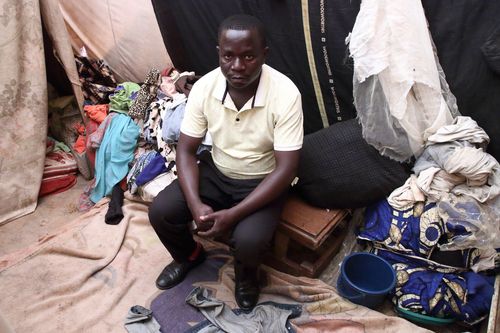 정치적 박해 피해 말라위 난민 캠프 온 부룬디 출신 난민 신청자(도와[말라위]=연합뉴스) 성도현 기자 = 자국 내 정치적 박해를 피해 지난 10월 말라위 난민 캠프 잘레카로 온 부룬디 출신 난민 신청자 쿠비마나 엘리 씨가 21일(현지시간) 연합뉴스와 인터뷰를 한 뒤 자신의 임시 거주 공간을 소개하고 있다. 2024.12.24 raphael@yna.co.kr