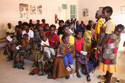 보건소 소아과 진료 기다리는 말라위 난민 캠프 거주자들(도와[말라위]=연합뉴스) 성도현 기자 = 말라위 난민 캠프 '잘레카' 거주자 및 인근 지역 말라위 주민들이 21일(현지시간) 잘레카 내 보건소 소아과 진료를 기다리고 있다. 2024.12.24 raphael@yna.co.kr