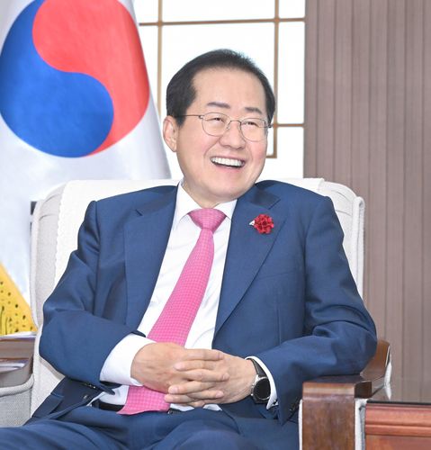 인터뷰 중인 홍준표 대구시장[대구시 제공.재판매 및 DB 금지]