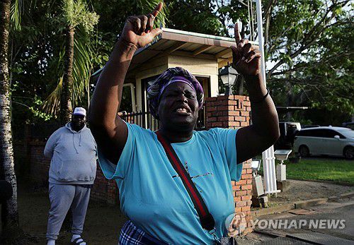 바우테르서 전 대통령 애도하는 지지자(파라마리보 로이터=연합뉴스) 25일(현지시간) 수리남 파라마리보에서 데시 바우테르서 전 대통령 지지자가 바우테르서 사망 소식에 술퍼하고 있다. 2024.12.26