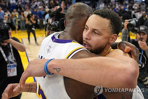 경기 마치고 포옹하는 르브론 제임스와 스테픈 커리[Darren Yamashita-Imagn Images/로이터=연합뉴스]