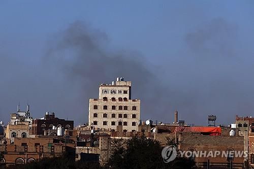 이스라엘의 공습으로 사나 공항 쪽에서 피어오르는 연기[EPA=연합뉴스 자료사진. 재판매 및 DB 금지]