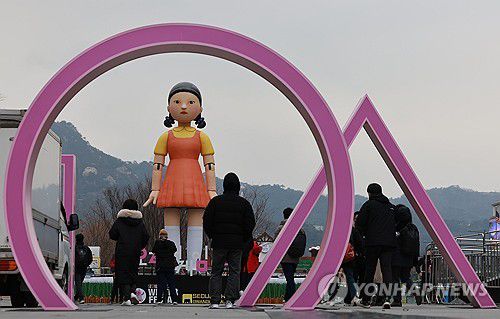광화문광장에 등장한 오징어게임 영희(서울=연합뉴스) 신현우 기자 = 16일 오후 서울 광화문광장에 넷플릭스 드라마 오징어게임의 캐릭터 '영희' 조형물이 설치돼 있다. 2024.12.16 nowwego@yna.co.kr