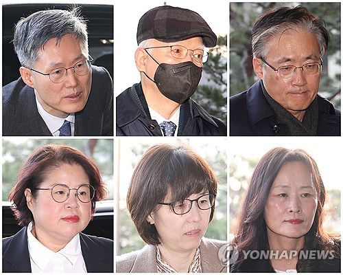 출근하는 헌법재판관들(서울=연합뉴스) 김성민 기자 = 문형배 헌법재판소장 권한대행을 포함한 헌법재판관들이 지난 26일 오전 서울 종로구 헌법재판소로 출근하는 모습 [연합뉴스 자료사진]