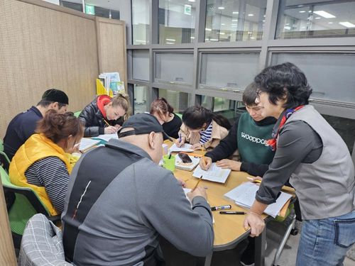 한국어 회화 교육받는 고려인 동포들[제천시 제공. 재판매 및 DB 금지]