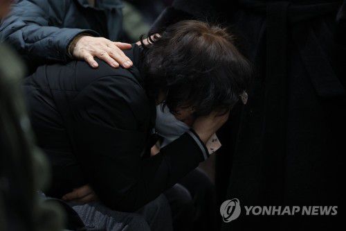 오열하는 유가족(무안=연합뉴스) 이진욱 기자 = 29일 오후 전남 무안군 무안국제공항에서 제주항공 여객기 폭발사고 유가족이 오열하고 있다. 2024.12.29 cityboy@yna.co.kr