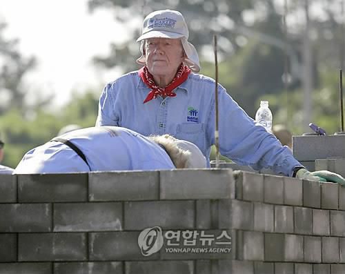 퇴임후 해비타트 프로그램의 집짓기 활동에 참여한 지미 카터 미국 전 대통령[EPA 연합뉴스 자료사진. 재판매 및 DB 금지]