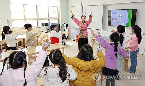 인사하는 늘봄교실 참가 학생들(울산=연합뉴스) 김용태 기자 = 전국적으로 '늘봄학교'가 시작된 4일 오후 울산시 남구 개운초등학교 늘봄교실에서 학생들이 강사와 인사하고 있다. 울산시교육청은 이날부터 24개 초등학교에서 늘봄학교를 운영한다. 2024.3.4 yongtae@yna.co.kr