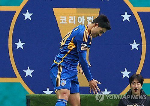 울산의 별 주민규(서울=연합뉴스) 김도훈 기자 = 30일 오후 서울월드컵경기장에서 열린 2024 하나은행 코리아컵 포항 스틸러스와 울산HD의 결승전. 울산 주민규가 선취골을 넣고 세리머니를 하고 있다. 2024.11.30 superdoo82@yna.co.kr