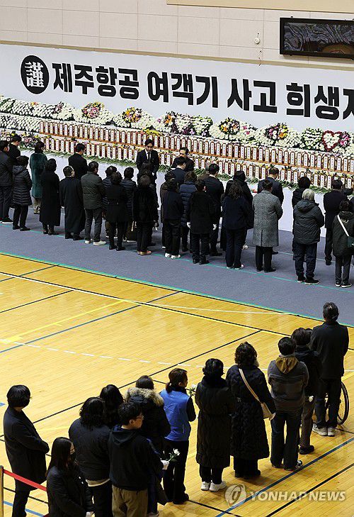 희생자 애도하는 시민들(무안=연합뉴스) 조남수 기자 = 31일 오전 전남 무안군 무안스포츠파크에 마련된 제주항공 여객기 사고 합동분향소를 찾은 한 시민들이 희생자를 애도하고 있다. 2024.12.31 iso64@yna.co.kr