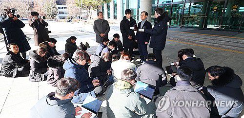 윤석열 대통령 체포영장 발부 관련 기자간담회하는 윤갑근 변호사(서울=연합뉴스) 김도훈 기자 = 윤석열 대통령 측 윤갑근 변호사가 31일 오전 서울 서초구 서울고검 앞에서 기자간담회를 열고 법원의 윤 대통령에 대해 청구한 체포영장 발부 관련 입장을 말하고 있다. 2024.12.31 superdoo82@yna.co.kr