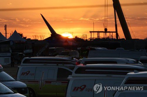 2024년 마지막 일몰(무안=연합뉴스) 이진욱 기자 = 31일 오후 전남 무안군 무안국제공항 제주항공 여객기 참사 현장 부근에서 올해 마지막 해가 지고 있다. 2024.12.31 cityboy@yna.co.kr