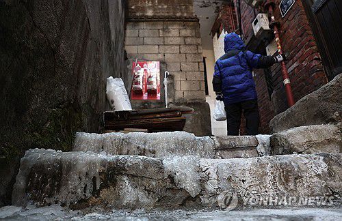 에너지 바우처 상시 사용 추진(서울=연합뉴스) = 강추위가 이어지는 24일 오후 서울 용산구 동자동 쪽방촌에서 한 어르신이 얼음이 언 계단을 힘겹게 오르고 있다. 2024.1.24 [연합뉴스 자료사진]