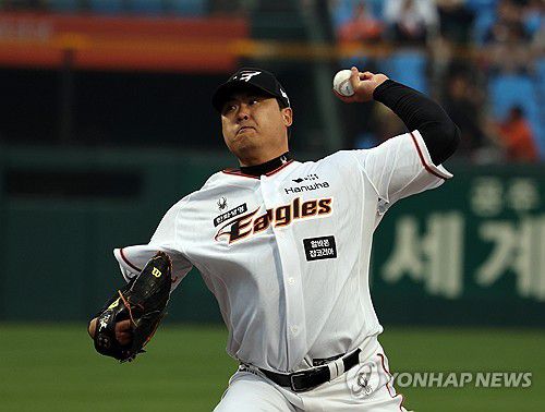 류현진, 오늘 다시 100승 도전(대전=연합뉴스) 이주형 기자 = 30일 대전 한화생명이글스파크에서 열린 2024 KBO리그 프로야구 한화이글스와 SSG 랜더스의 경기. 한화 선발 류현진이 힘차게 공을 던지고 있다.     류현진이 이날 승리 투수가 될 경우 KBO리그에서 개인 통산 100승 기록을 달성하게 된다. 2024.4.30 coolee@yna.co.kr