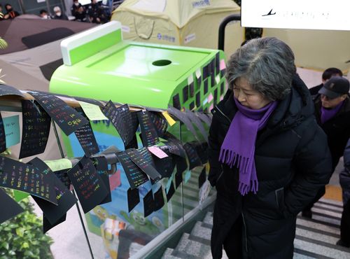 제주항공 참사 합동분향소 찾은 이태원 유가족(무안=연합뉴스) 나보배 기자 = 제주항공 참사 엿새째인 3일, 10·29이태원참사유가족협의회 20여명이 제주항공 참사 합동분향소가 설치된 무안국제공항을 찾아 분향한 뒤 '추모의 계단'에 붙은 편지를 읽고 있다. 2025.1.3