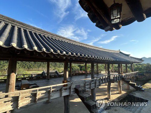 보물 만대루     (안동=연합뉴스) 김예나 기자 = 지난 1일 경북 안동 병산서원 만대루를 바라본 모습. 만대루는 한국 서원이 간직한 경관적 요소를 잘 드러내는 건축물로서 한국 서원 건축의 백미로도 꼽힌다. 2023.9.3 yes@yna.co.kr