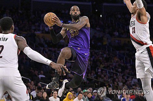 패스하는 르브론 제임스(가운데)[Jayne Kamin-Oncea-Imagn Images/로이터=연합뉴스]