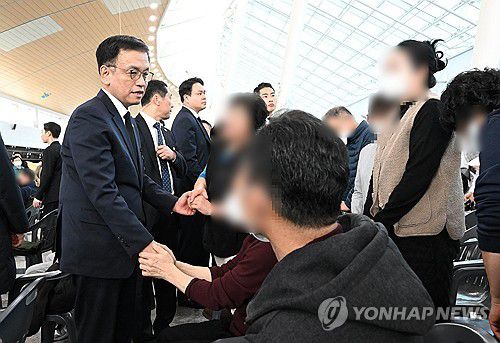 제주항공 사고 유가족 위로하는 최상목 권한대행(무안=연합뉴스) 홍해인 기자 = 최상목 대통령 권한대행 부총리 겸 기획재정부 장관이 2일 전남 무안국제공항에서 제주항공 여객기 사고 유가족을 위로하고 있다. 2025.1.2 [기획재정부 제공. 재판매 및 DB 금지] hihong@yna.co.kr