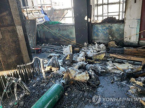 불에 탄 옛 전남도청 경찰국 본관 복원 공사 현장(광주=연합뉴스) 4일 오전 광주 동구 광산동에 있는 옛전남도청 경찰국 본관 복원공사 현장에서 불이 나 소실된 잔해물이 놓여 있다. 2025.1.4 [광주 동부소방서 제공. 재판매 및 DB 금지] daum@yna.co.kr