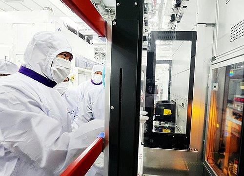 HBM 생산 현장 점검하는 최태원 회장    (서울=연합뉴스) 최태원 SK그룹 회장이 5일 경기 이천시 SK하이닉스 이천캠퍼스를 방문해 SK하이닉스 주요 경영진과 HBM 생산 현장을 점검하고 있다. 2024.8.5 [SK수펙스추구협의회 제공. 재판매 및 DB 금지]     photo@yna.co.kr (끝)