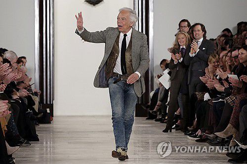 2016년 뉴욕 패션위크에서 콜렉션을 선보인 뒤 관객에 인사하는 랠프 로런 [AP 연합뉴스 자료사진]