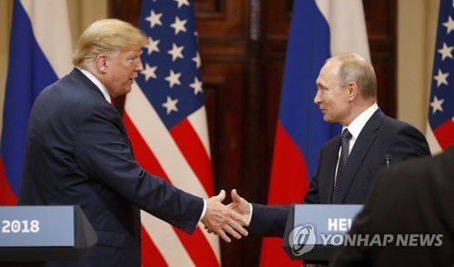 악수하는 트럼프와 푸틴(2018.6.16)[EPA=연합뉴스 자료사진]