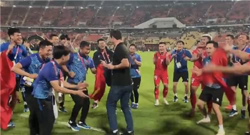 트위스트 춤 추는 김상식 감독[VN익스프레스 SNS 캡처 제공. 재판매 및 DB 금지]