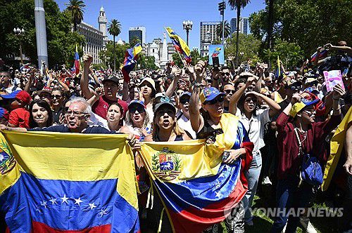 곤살레스에 환호하는 아르헨티나 거주 베네수엘라 주민들[부에노스아이레스 AFP=연합뉴스. 재판매 및 DB 금지]